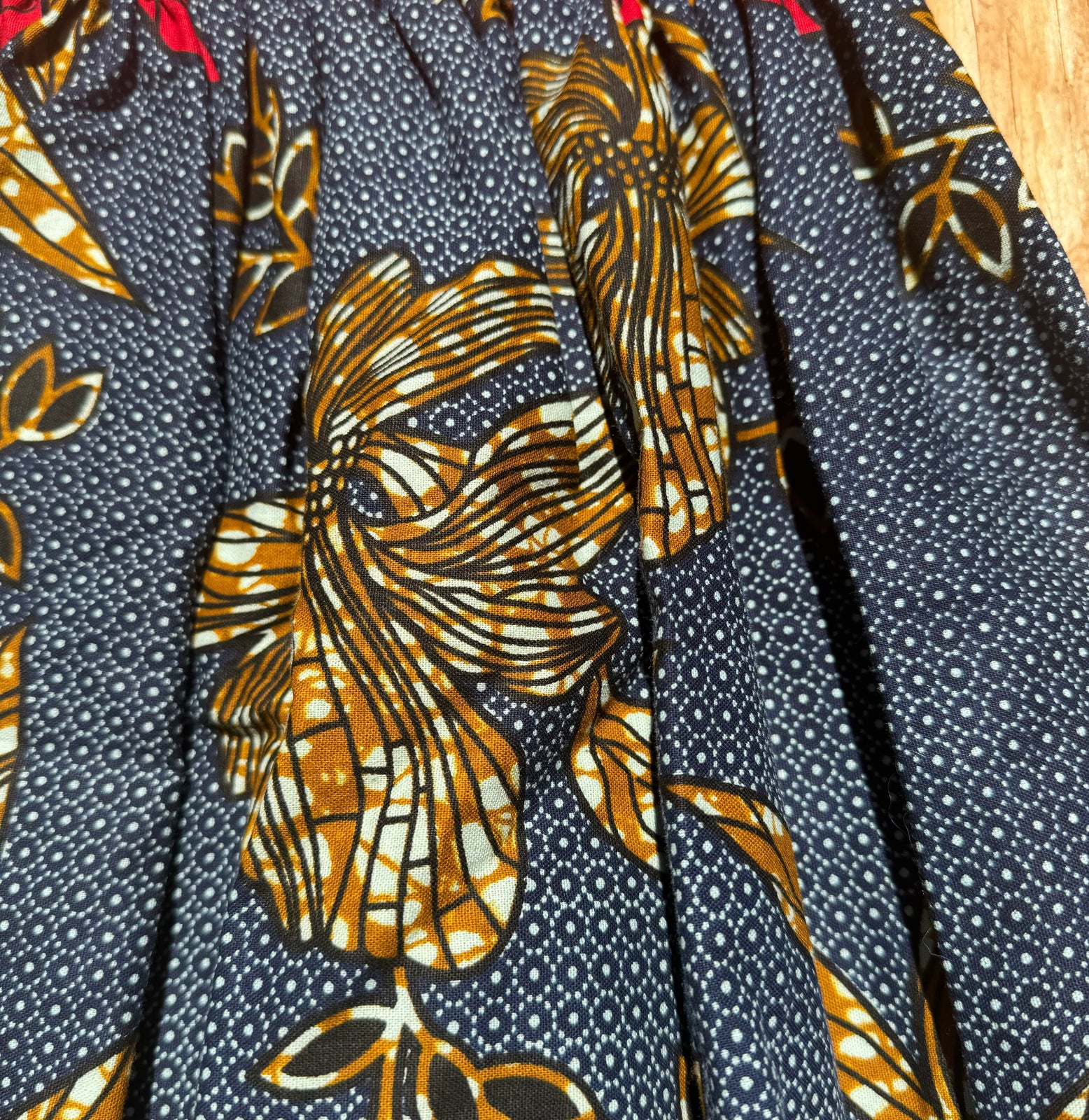 Fleurs rouges elastic waist mini skirt African print close up